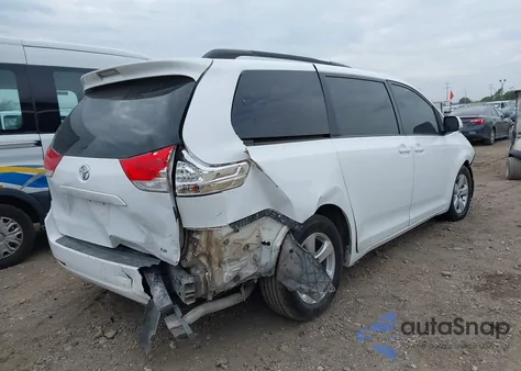 2013 Toyota Sienna Le V6 8 Passenger z USA, uszkodzony, nr VIN 5TDKK3DC3DS373223